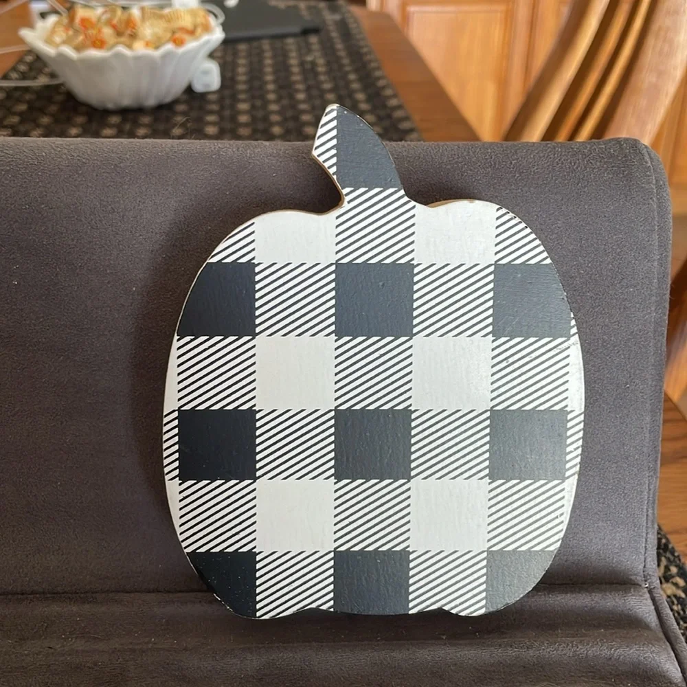 Black and White Plaid Leaf and Pumpkin Decor